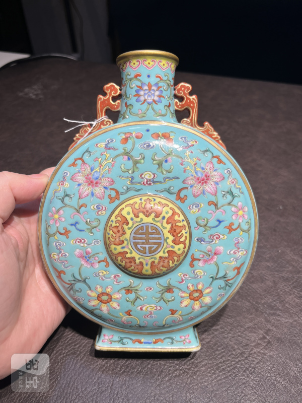 清乾隆 松绿地洋彩瑞莲纹抱月瓶 - 图24